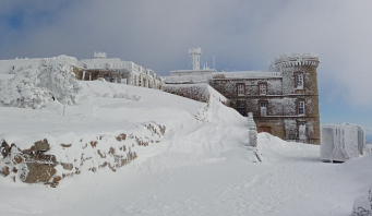 Vue extérieure du Mont Aigoual sous la neige