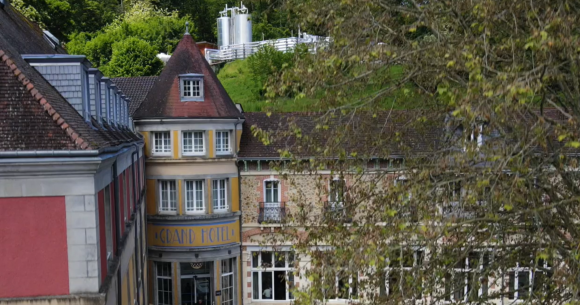 L’hôtel, avec en arrière-plan le puisage de l’eau thermale.