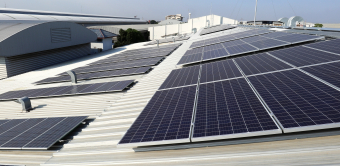 L’industrie se tourne de plus en plus vers le photovoltaïque pour l’équipement de ses bâtiments.